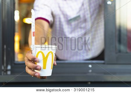 Sankt-petersburg/russia - July 21 2019: Mcdonalds Worker Holding Cup With Coca-cola. Hand With A Pap