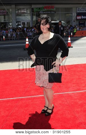 LOS ANGELES - APRIL 7:  Alex Borstein arrives at 