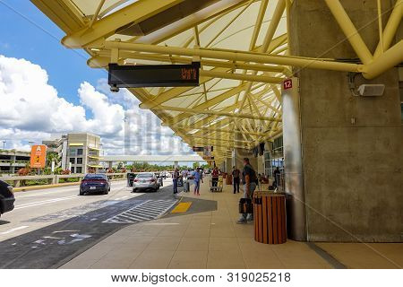 Orlando,fl/usa-8/22/19: Orlando International Airport Dropoff Area On A Sunny Summer Day.