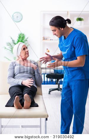 Young male doctor and female oncology patient 