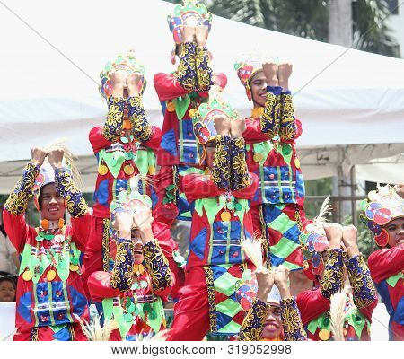 Davao City, Philippines-august 2014: Kadawayan Streetdancing Participants Do A Choreographed Perform