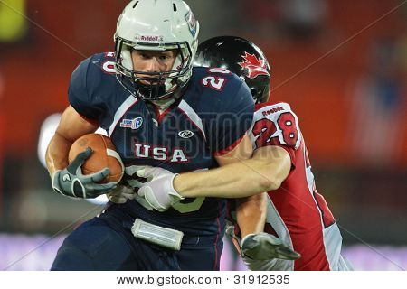 Vídeň, Rakousko - 16. července RB Taylor Malm (#20 USA) je řešena na Mistrovství světa v kopané na 