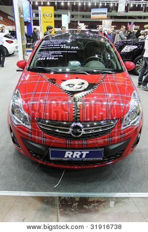 San Pietroburgo, RUSSIA - 5 aprile: Opel Corsa con aerografia foto è in mostra al 