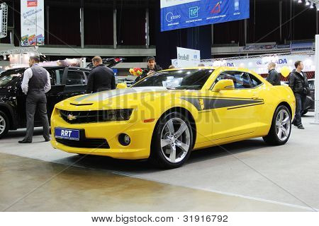 San Pietroburgo, RUSSIA - 5 aprile: Chevrolet Camaro è in mostra all'annuale 