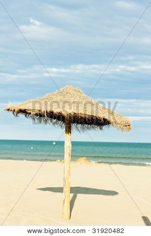 зонт на пляже в городе Narbonne Plage, Лангедок-Руссильон, Франция