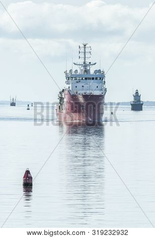 New Bedford, Massachusetts, Usa - August 27, 2019: Support Vessel Geosea Passing Lighthouse On Way T