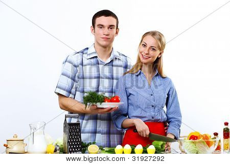 หนุ่มสาวสามีภรรยากัน coooking ที่บ้าน