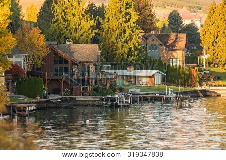 Chelan, Washington, Usa - October 20, 2018: Houses And Jetties On The Shores Of Chelan Lake, Washing