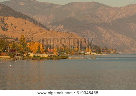 Chelan, Washington, Usa - October 20, 2018: Houses And Jetties On The Shores Of Chelan Lake, Washing