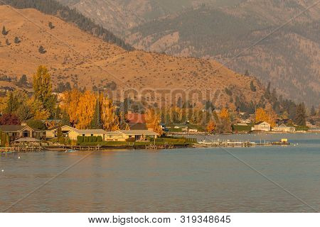 Chelan, Washington, Usa - October 20, 2018: Houses And Jetties On The Shores Of Chelan Lake, Washing