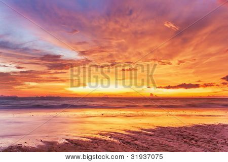 Tropical playa hermosa puesta de sol. Fondo de naturaleza