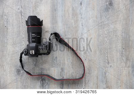Bangkok, Thailand - Dec  21, 2018:. Canon 6d Camera With Ef 35mm F/1.4l Usm Lens On Wood Background