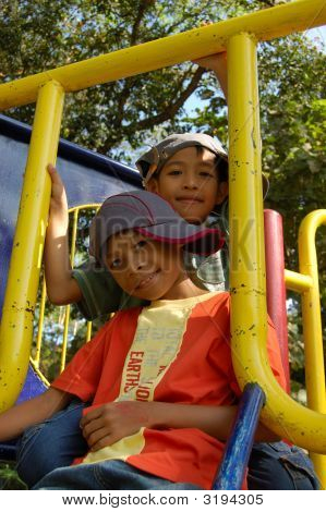 Zwei jungen auf dem Spielplatz