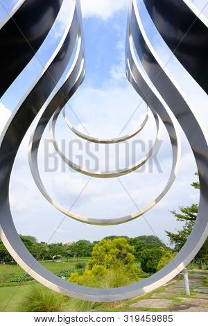 Singapore-08 Sep 2018:singapore Bishan Park View From Metal Sculpture Frame