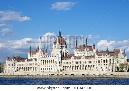 Budapest: l'edificio del Parlamento ungherese è stato costruito in stile neo-gotico e la facciata principale si affaccia il Ri