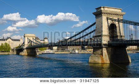 Budapest, il ponte delle catene è un ponte sospeso sul fiume Danubio, il primo ponte permanente