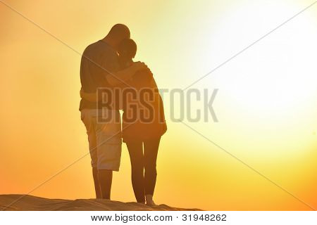 오 란과 사막에 그들의 신혼 여행에 일몰 아름다움을 즐기는 편안한 젊은 pasionate 부부