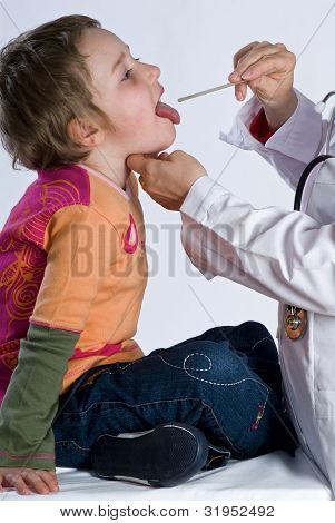 Boğaz ağrısı ile çocuk
