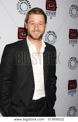 LOS ANGELES - kwi 12: Benjamin McKenzie przybywa w Warner Brothers 