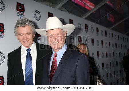 LOS ANGELES - APR 12: Patrick Duffy, Larry Hagman dorazí na Warner Brothers 