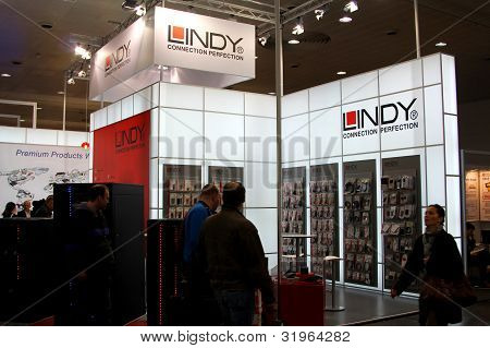 ฮันโนเวอร์ - 10 มีนาคม: การยืนของ Lindy เมื่อ 10 มีนาคม 2012 ที่งาน Cebit คอมพิวเตอร์ ฮันโนเวอร์ เยอรมนี Ceb