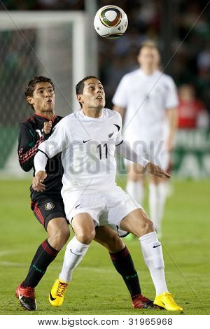 PASADENA, CA. - 3 marca: Jonathan Dos Santos (L) i Leo Bertos (R) w Nowej Zelandii vs Mexic