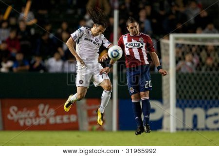 Carson, ca. 23 Okt: Chivas Usa f Giancarlo Maldonado # 20 (R) & Chicago Feuer m Bratislav Ristic # 77