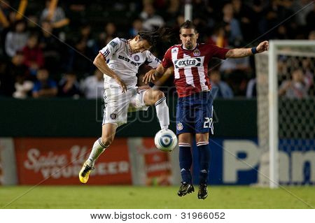 CARSON, CA. - 23 Okt: Chivas USA F Giancarlo Maldonado #20 (R) & Chicago Fire M Bratislav Ristic #77