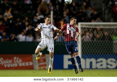 Carson, ca. 23 Okt: Chivas Usa f Giancarlo Maldonado # 20 (R) & Chicago Feuer m Bratislav Ristic # 77