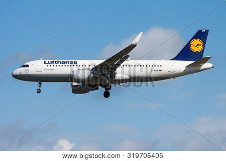 Frankfurt / Germany - August 12, 2014: Lufthansa Airbus A320 D-aizz Passenger Plane Landing At Frank