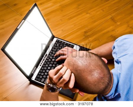 Adam iş üstünde Laptop