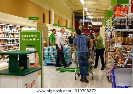 Orlando,fl/usa-8/30/19: Grocery Store Employees Handing Out Rationed Bottles Of Water.