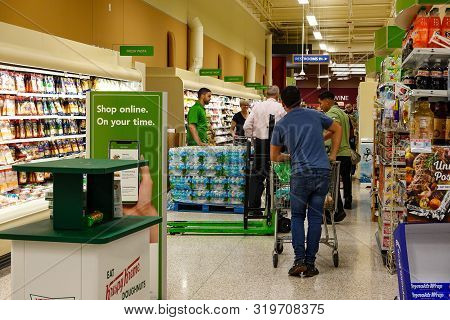 Orlando,fl/usa-8/30/19: Grocery Store Employees Handing Out Rationed Bottles Of Water.