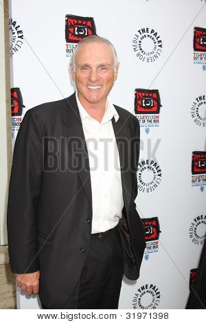 LOS ANGELES - kwi 12: Joe Regalbuto przybywa na Warner Brothers 