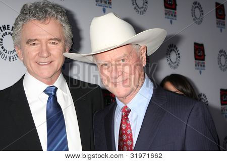 LOS ANGELES - APR 12: Patrick Duffy, Larry Hagman dorazí na Warner Brothers 