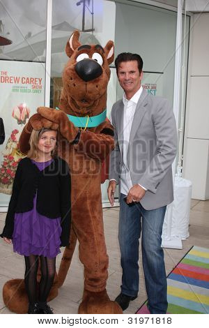 Los Angeles Apr 12: Isabella Lamas, Scooby Doo, Lorenzo Lamas kommt bei Warner Brothers 