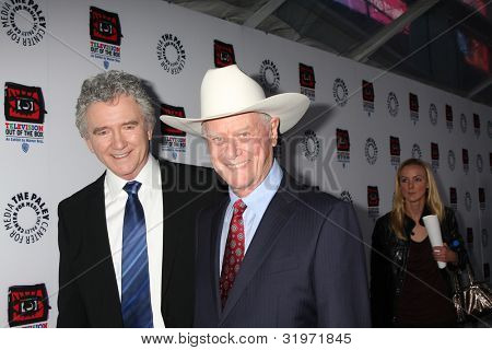 LOS ANGELES - APR 12: Patrick Duffy, Larry Hagman dorazí na Warner Brothers 