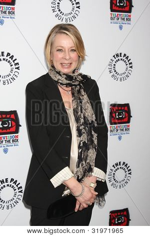 LOS ANGELES - 12 de abr: Diane English chega à Warner Brothers 