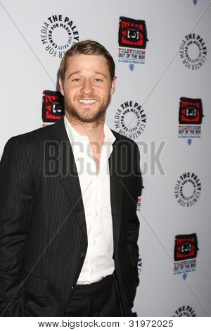 LOS ANGELES - kwi 12: Benjamin McKenzie przybywa w Warner Brothers 