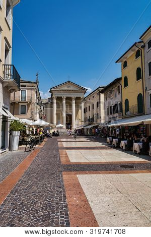 Bardolino, Italy - July 27, 2019:  Piazza Matteotti, The Main Pedestrian Street Of Bardolino On Lake