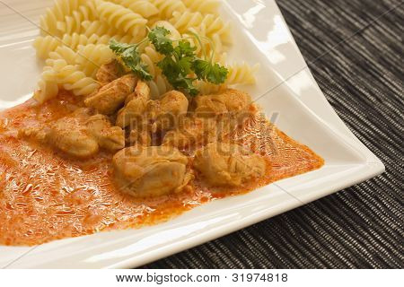 HÃ¤hnchenstÃ¼cke mit Nudeln in Paprika-Sahne-sauce