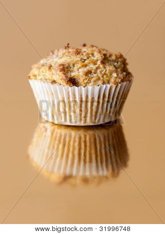 Glutenu wolne Muffin z orzechami na złotym tle