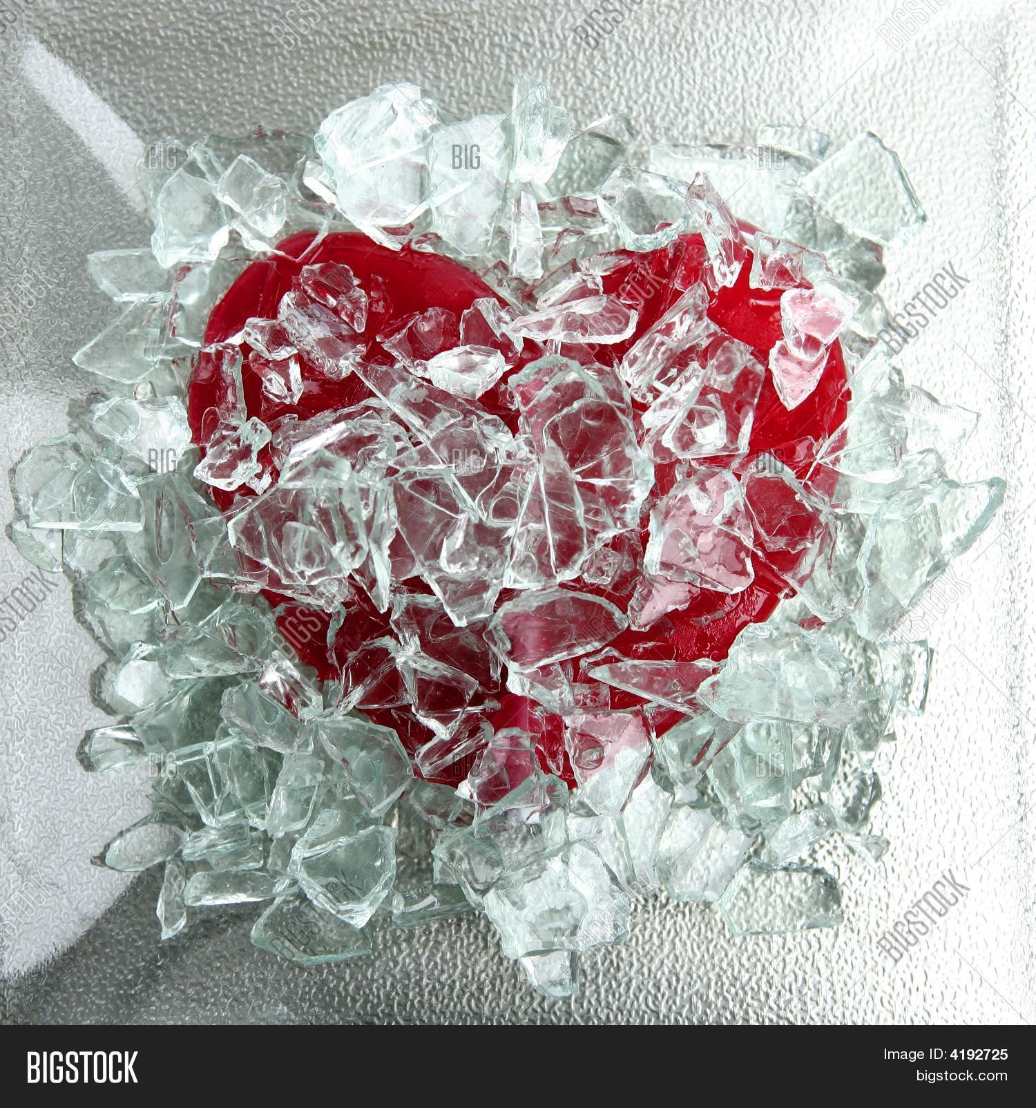 Осколки сердец. Горная собрать любовь из осколков. Горная собрать любовь из осколков. Горная собрать любовь из осколков. Разбитое стеклянное сердце.