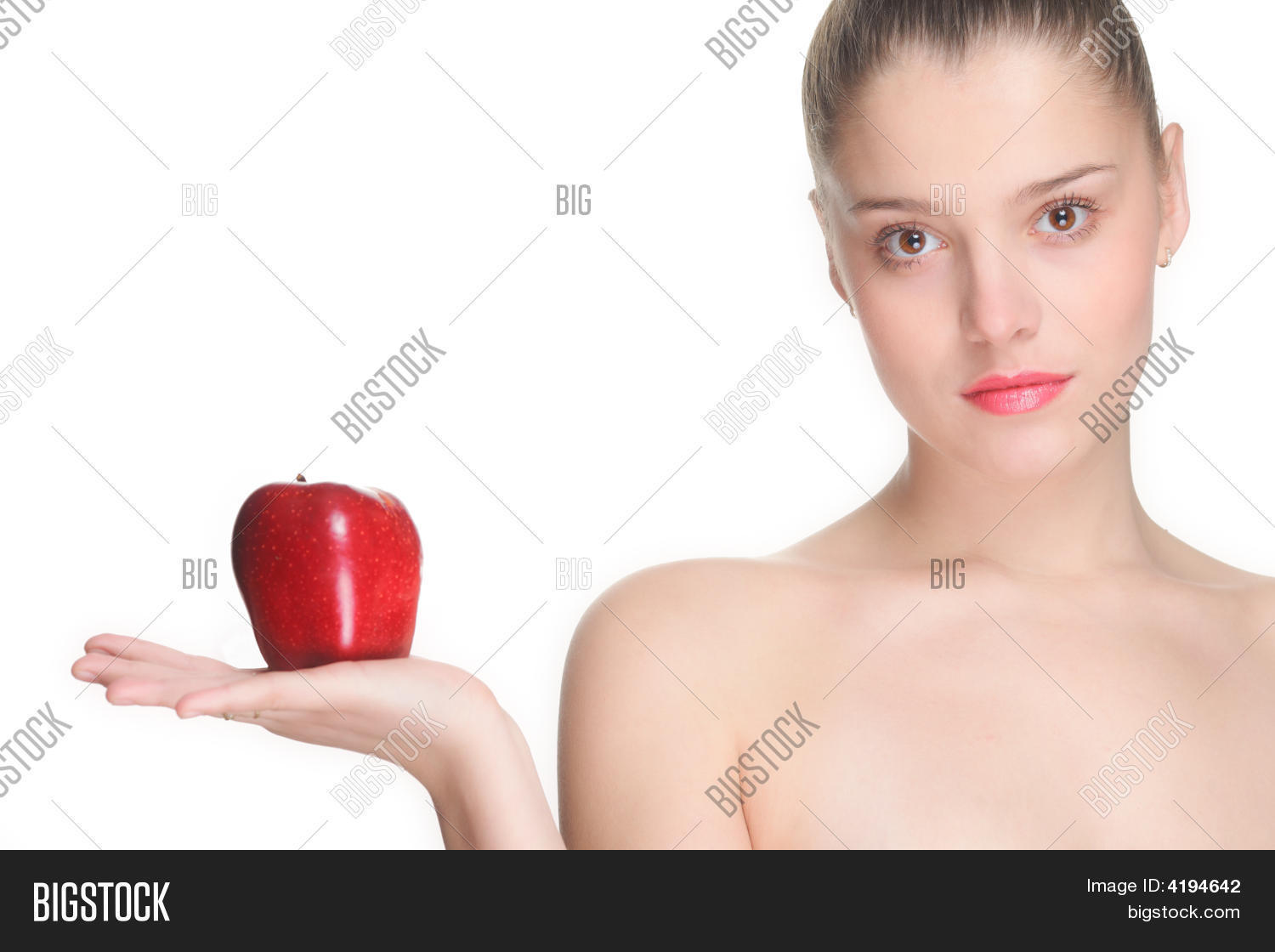 Секси телочка с яблоком 