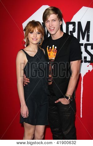 LOS ANGELES - 29 Ocak: Bella Thorne, Tristan Klier 
