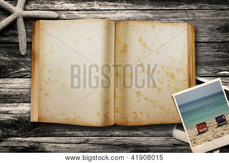 Meer Tematic Buch auf hölzernen Hintergrund