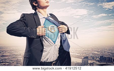 Imagem do jovem empresário em terno de super-herói com o símbolo do euro no peito