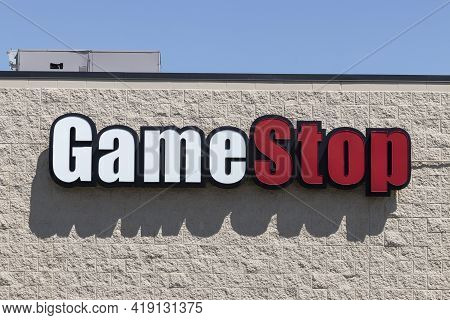 Indianapolis - Circa May 2021: Gamestop Stripmall Location. Gamestop Is A Video Game And Electronics