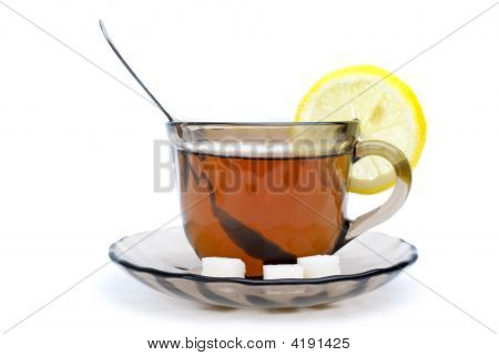 Tekopp med svart te och citron