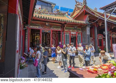 Taipei, Taiwan - Aug 7, 2018 : Crowd Of People Make A Pray At Longshan Temple In Taipei, Taiwan On A